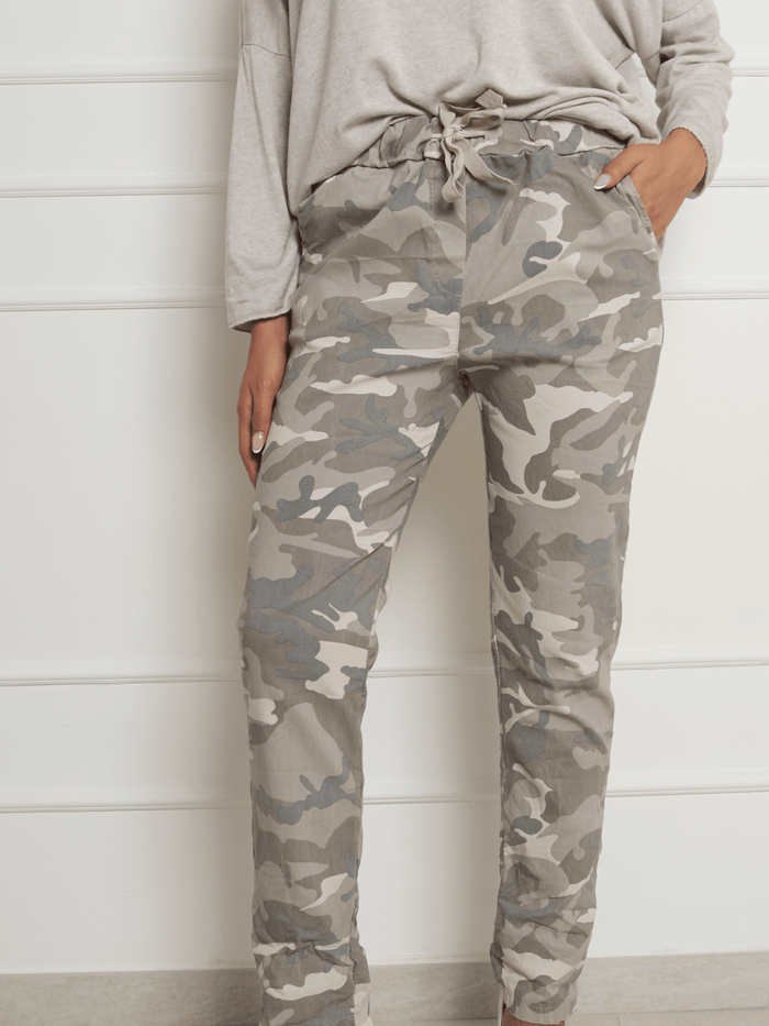 Pantalon beige avec imprimé militaire