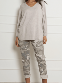 Pantalon beige avec imprimé militaire