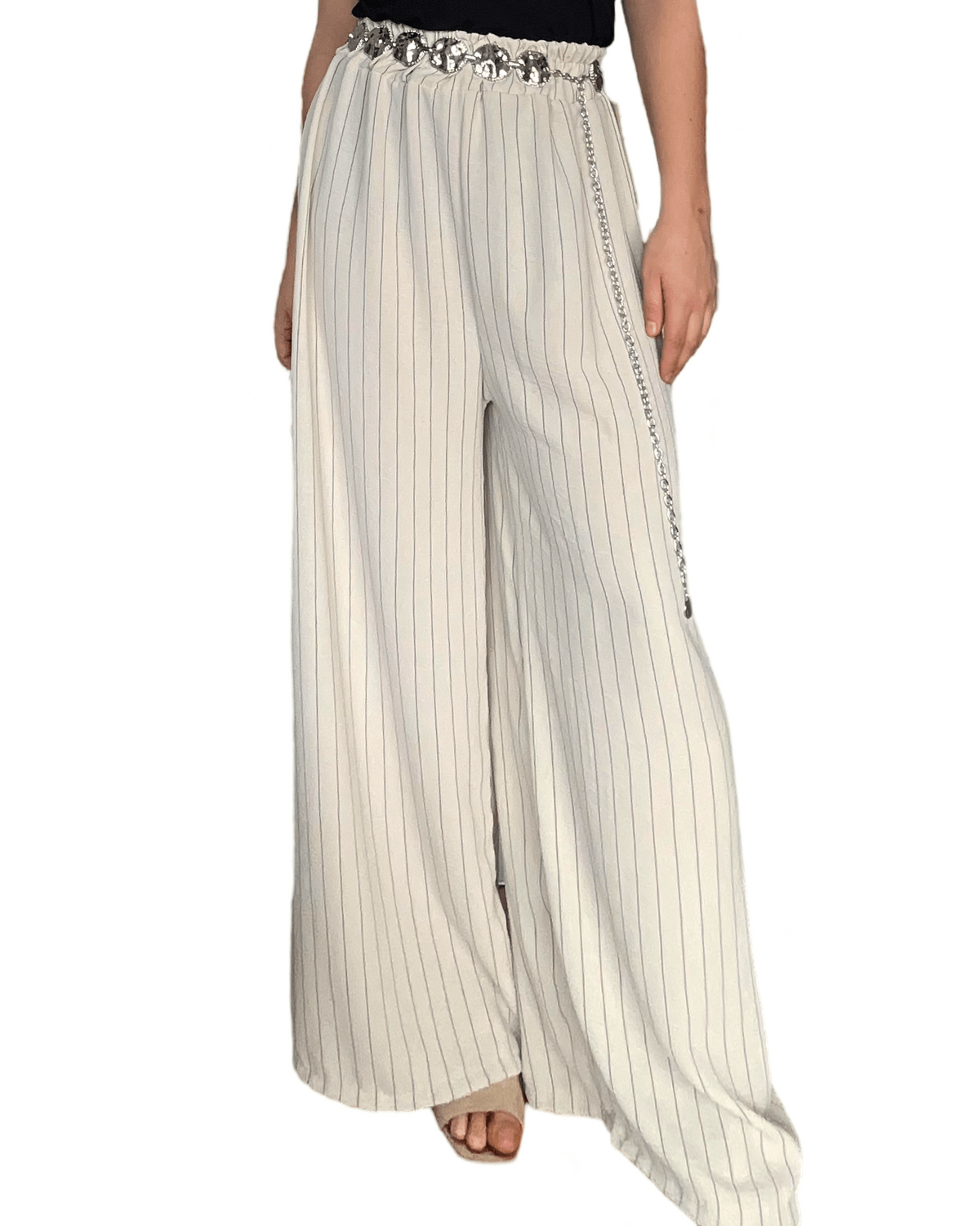 Pantalon palazzo beige rayé noir pour femme avec ceinture.