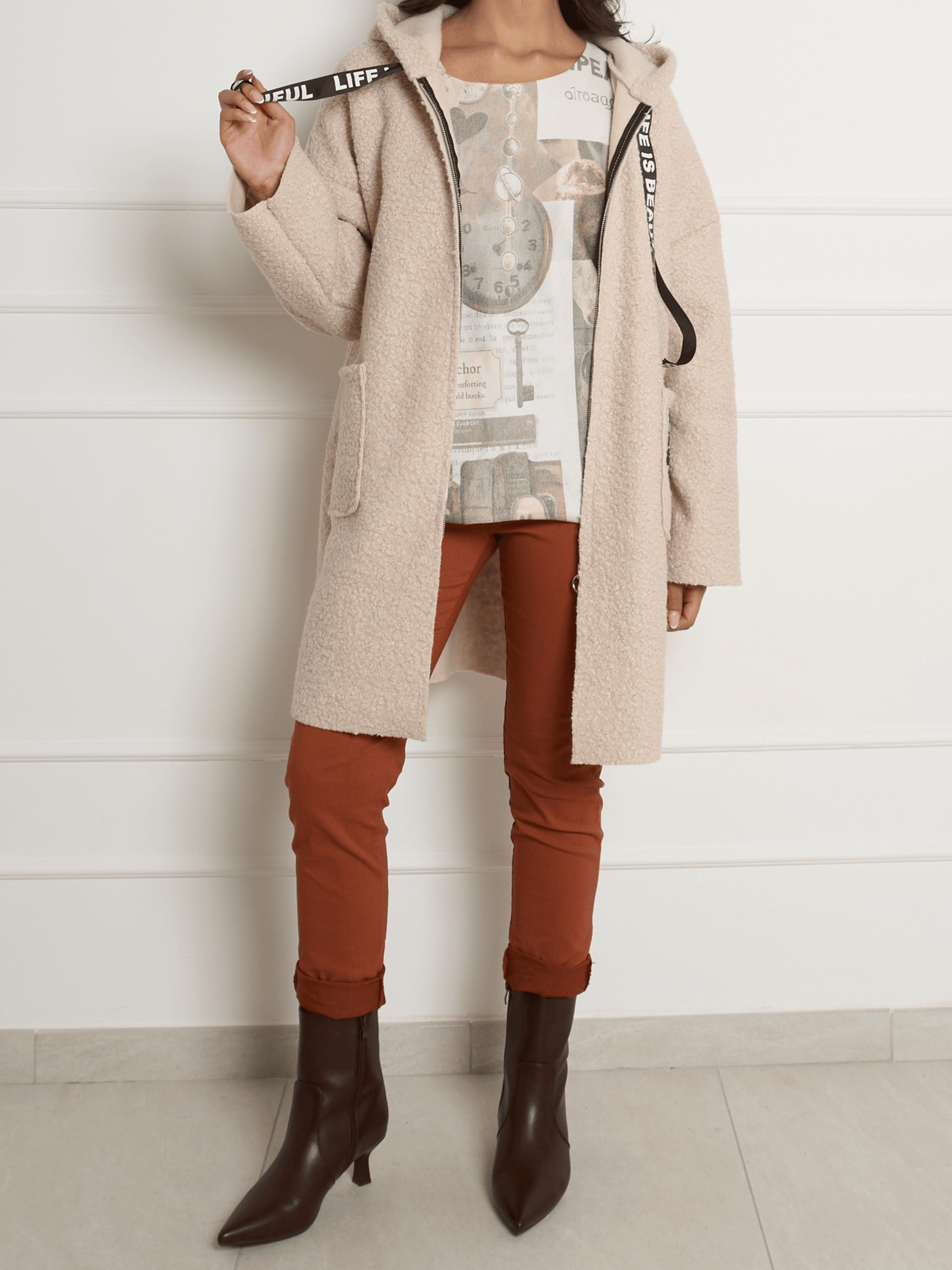 Chandail beige avec imprimé d'horloge
