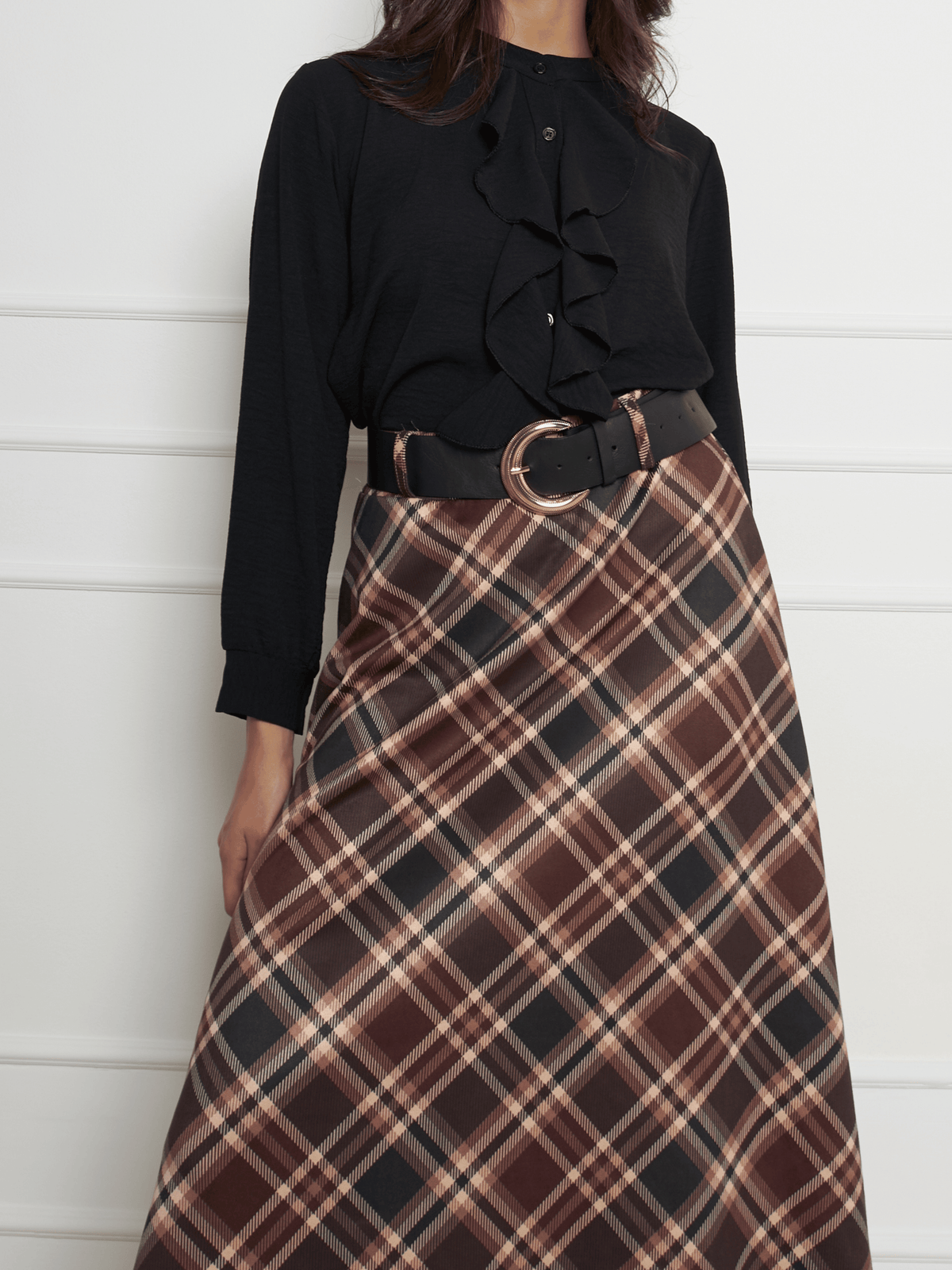 Blouse noire boutonnée avec volants sur le devant