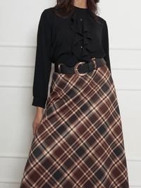 Blouse noire boutonnée avec volants sur le devant
