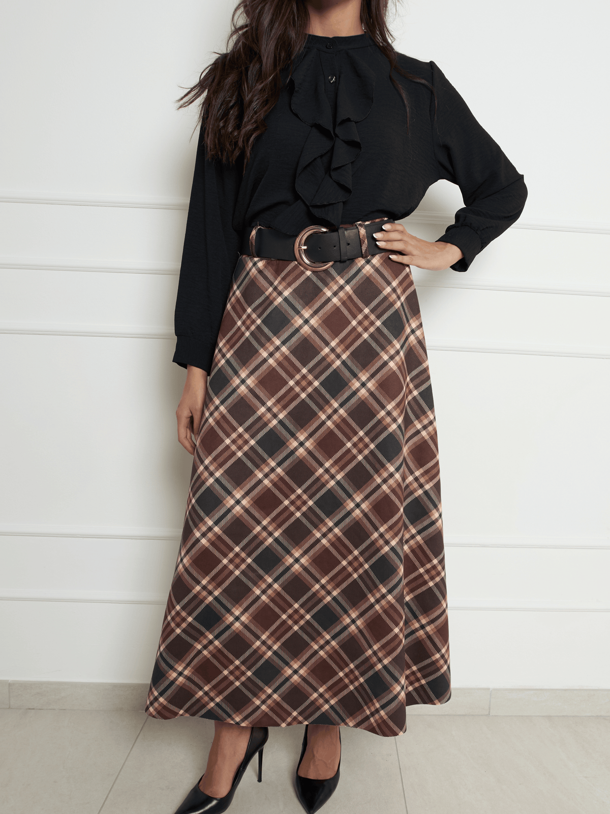 Blouse noire boutonnée avec volants sur le devant