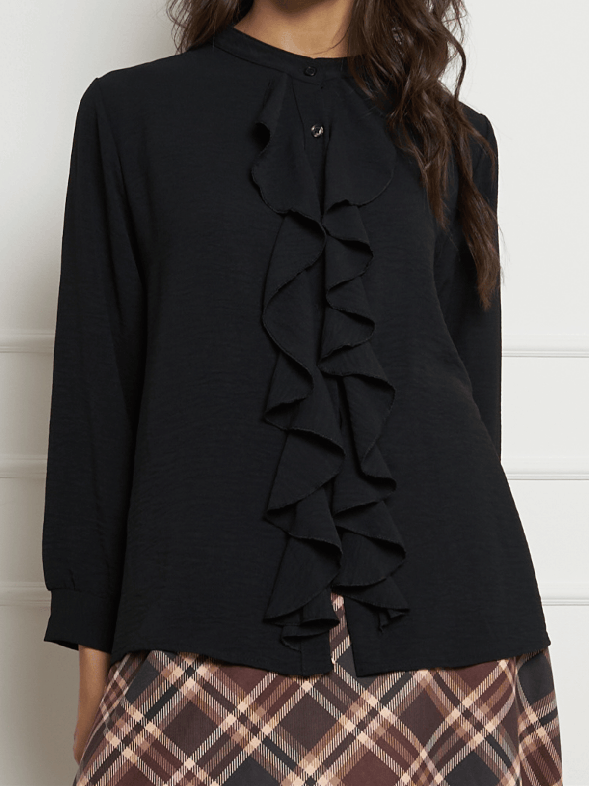 Blouse noire boutonnée avec volants sur le devant