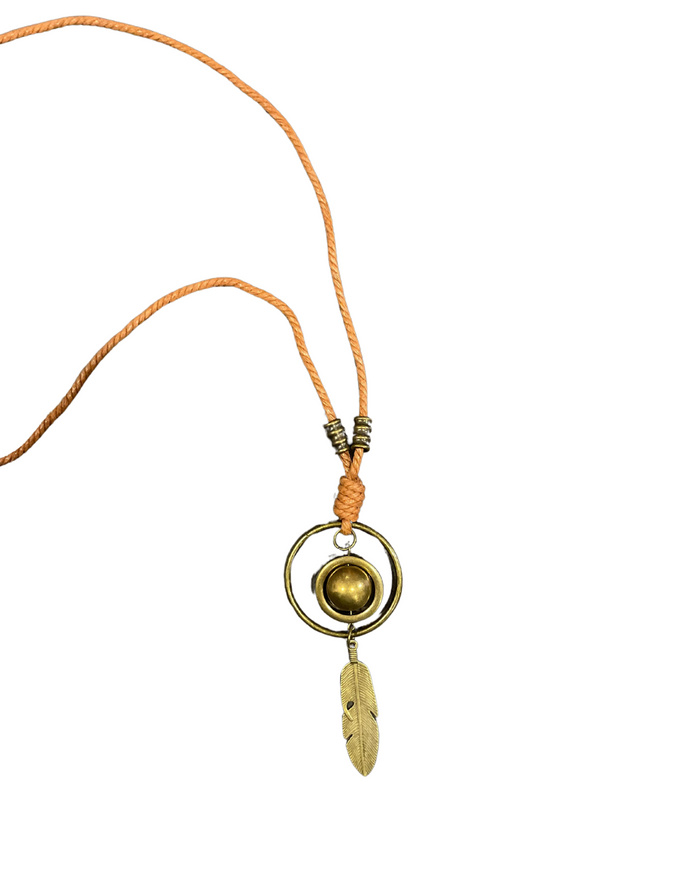 Bijoux | Collier doré avec pendentif de cercles et plume pour femme.