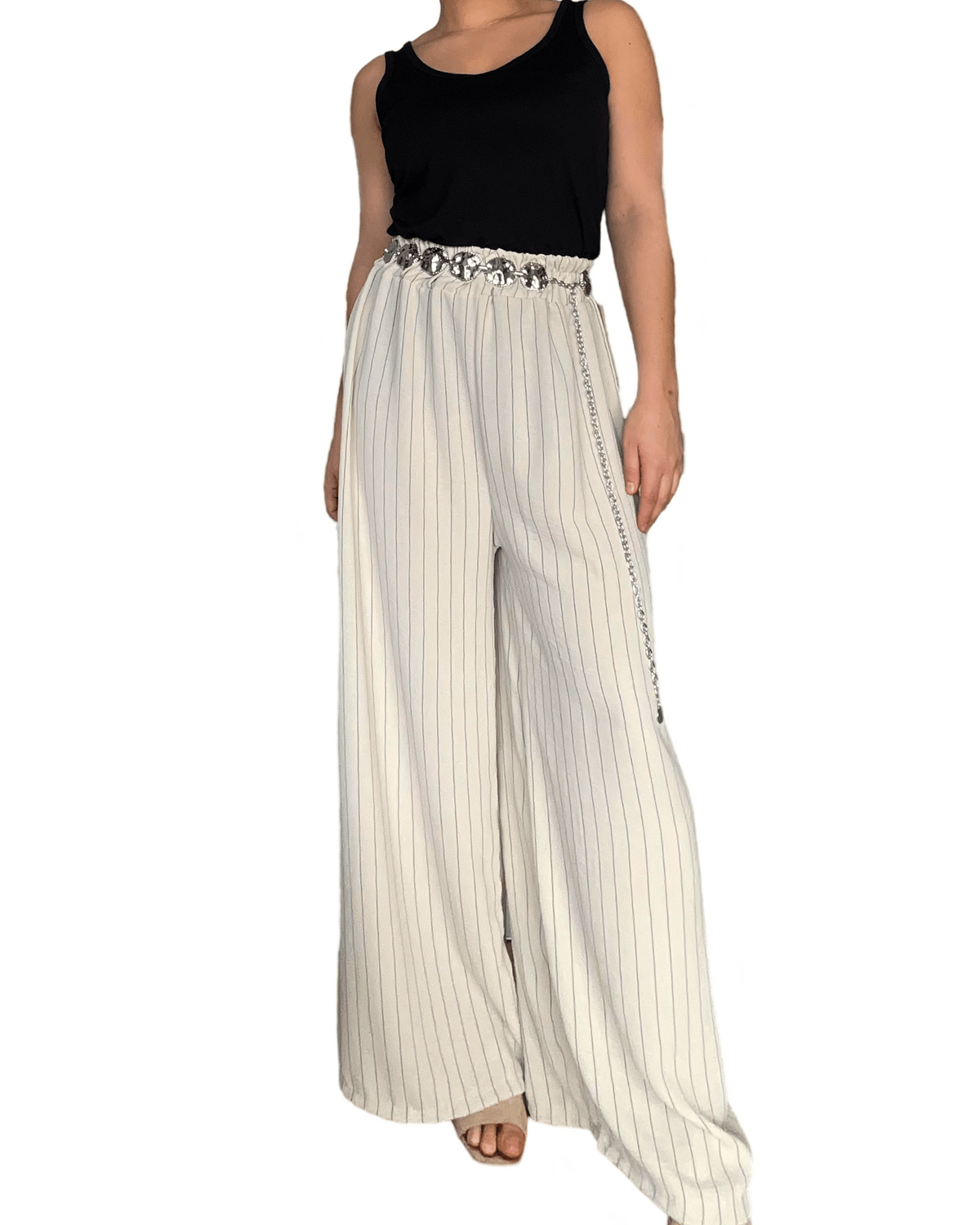 Pantalon palazzo beige rayé noir pour femme avec camisole noire..