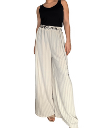 Pantalon palazzo beige rayé noir pour femme avec camisole noire..