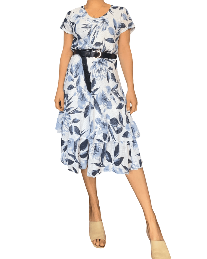 Robe blanche avec imprimé de fleurs marines