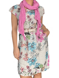 Robe beige en lin avec imprimé de fleurs