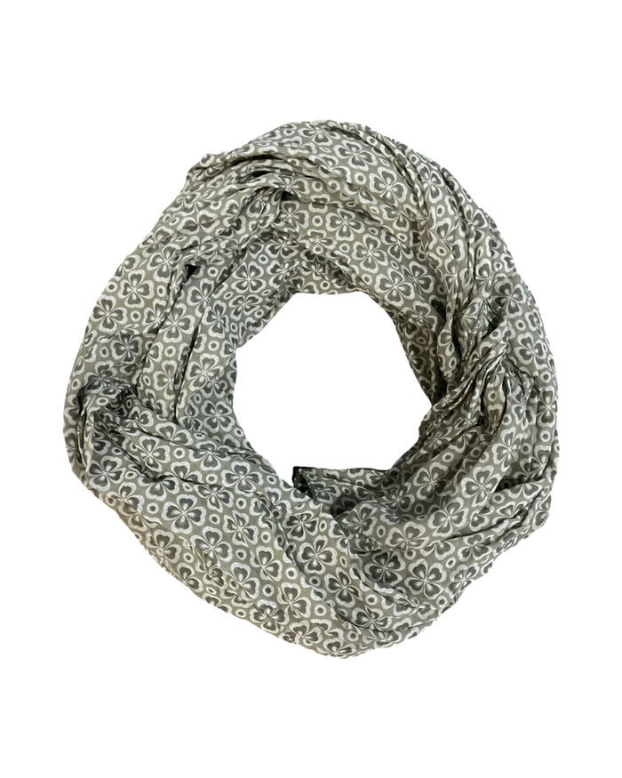 Foulard kaki à motifs de trèfles pour femme.