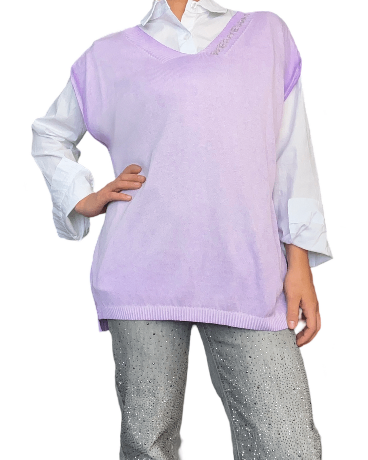T-shirt lilas sans manches pour femme avec chemise blanche en dessous.