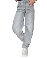 Jeans baggy gris pour femme.