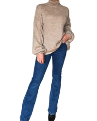 Chandail à manche longue en tricot pour femme avec jeans flare.