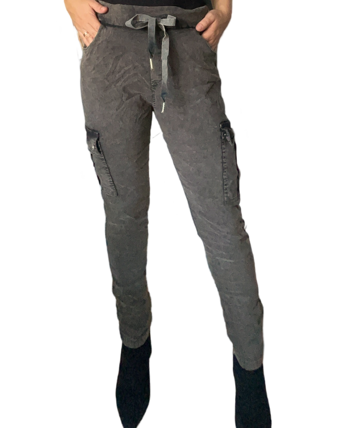 Pantalon gris délavé à taille élastique avec cordon pour femme avec bottillons.