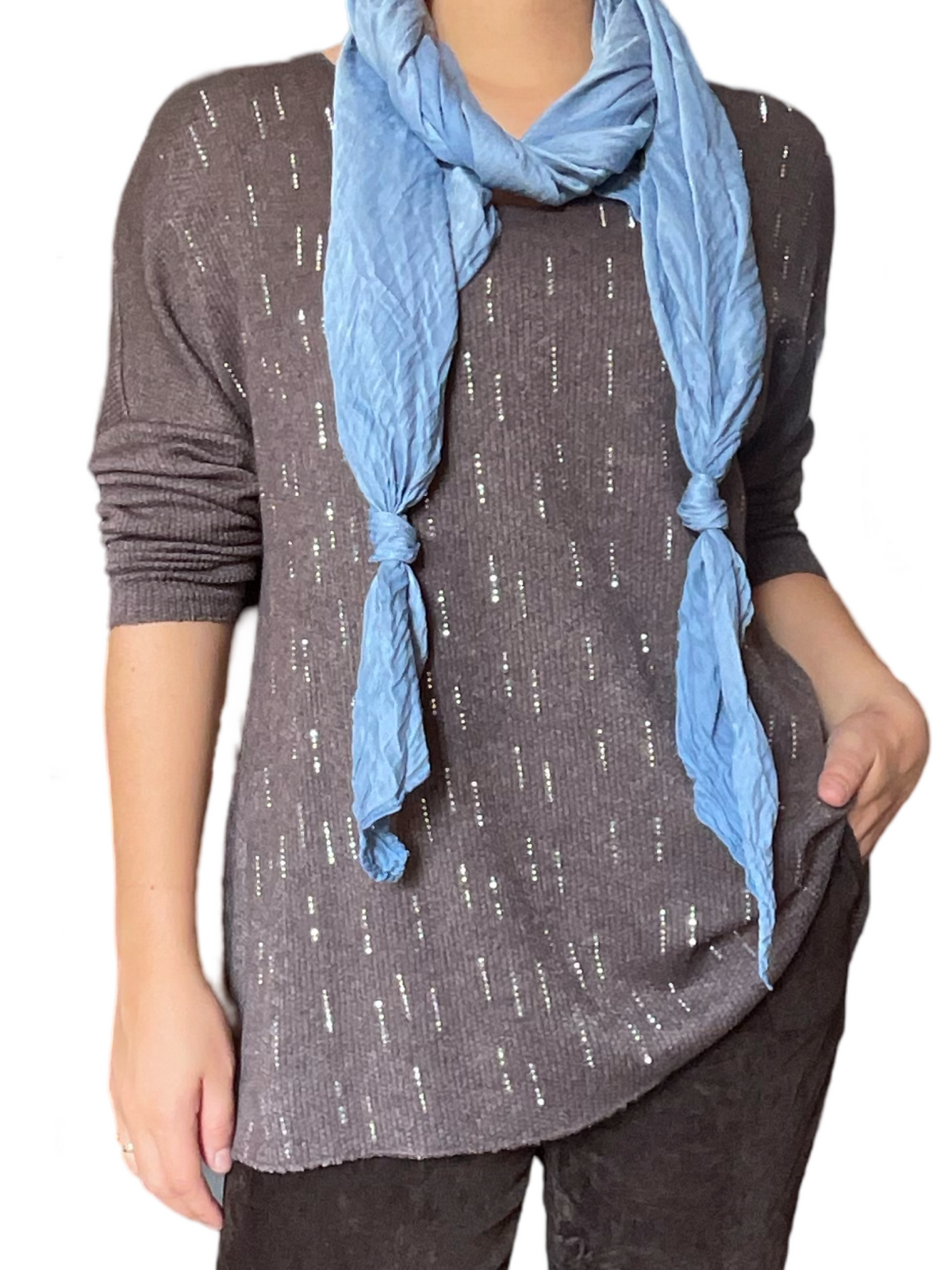Chandail brun avec motifs argentés