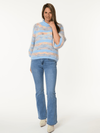 Chandail bleu en tricot à rayures multicolore