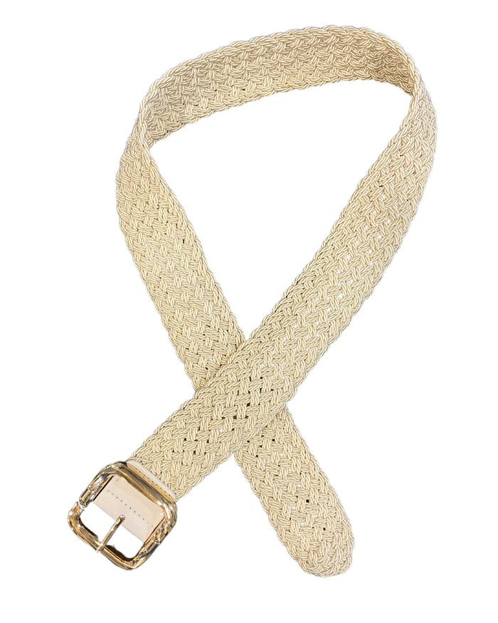 Ceinture beige tressée avec boucle dorée pour femme.