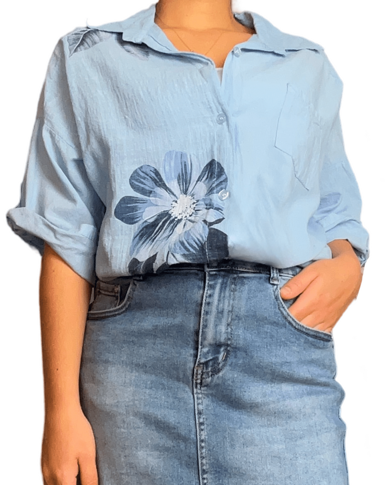 Chemise bleue pour femme avec imprimé de grandes fleurs bleues.