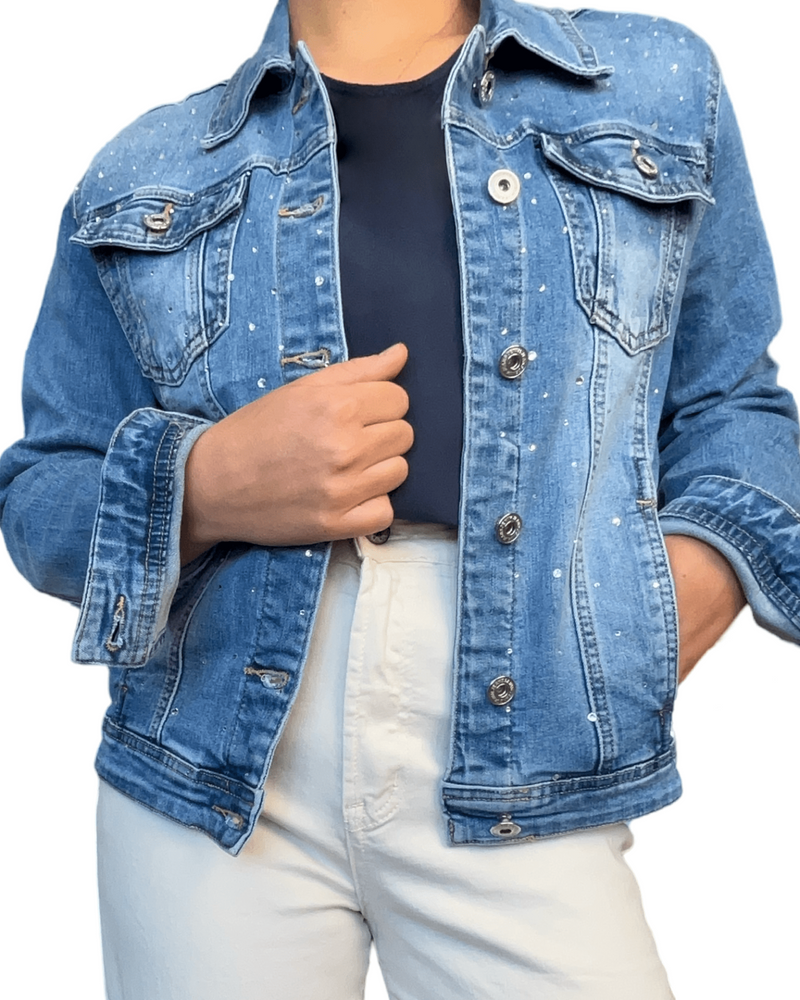 Jacket à manche longue avec brillants pour femme avec chandail bleu marin en dessous.