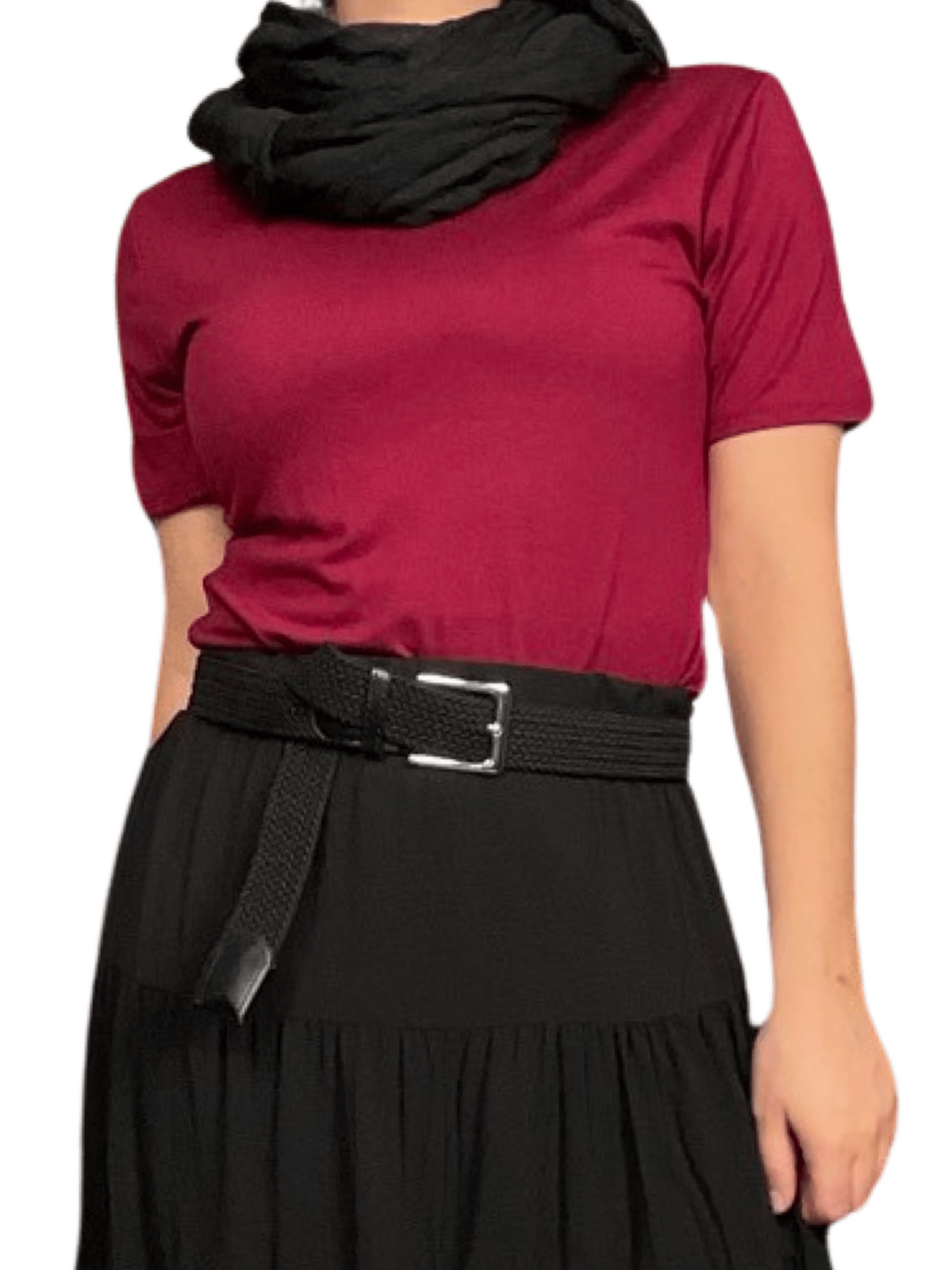 T-shirt bourgogne à col roulé pour femme avec foulard et ceinture.