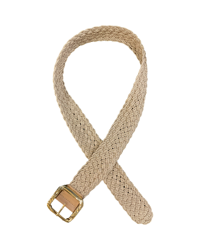 Ceinture moka tressée avec boucle dorée pour femme.