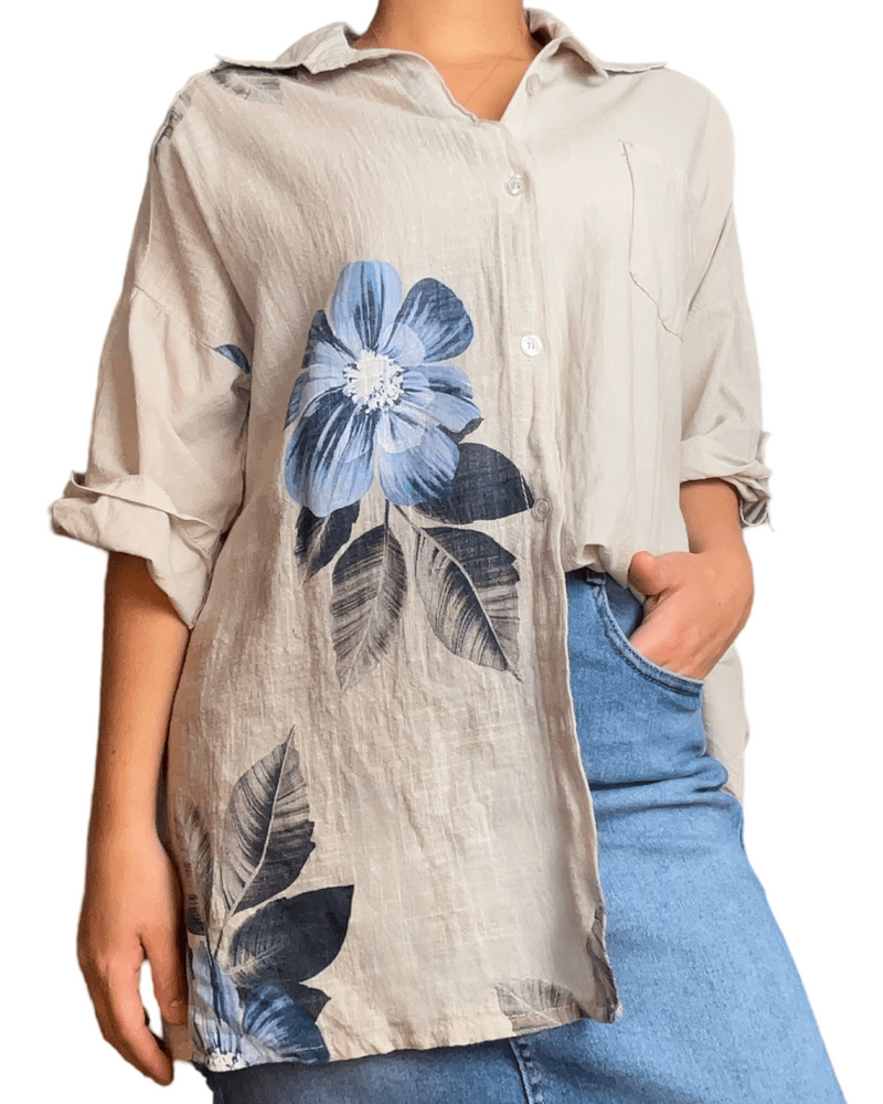 Chemise beige pour femme avec imprimé de grandes fleurs bleues.