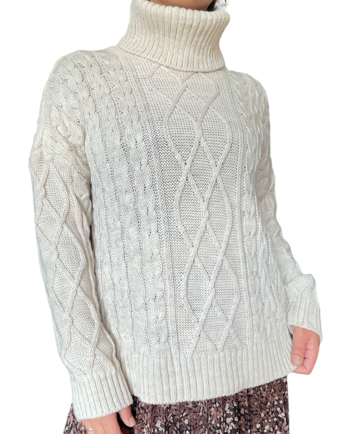 Chandail beige en tricot à manche longue pour femme.