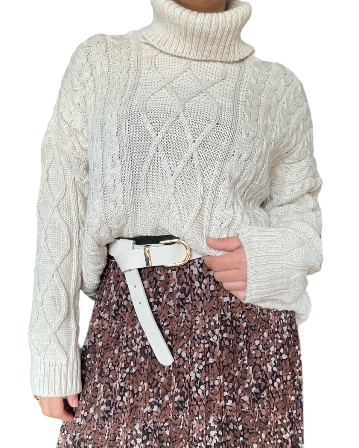 Chandail beige en tricot à manche longue pour femme avec ceinture.