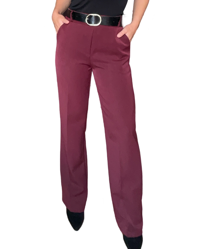 Pantalon bourgogne à taille élastique avec ceinture avec bottillons.