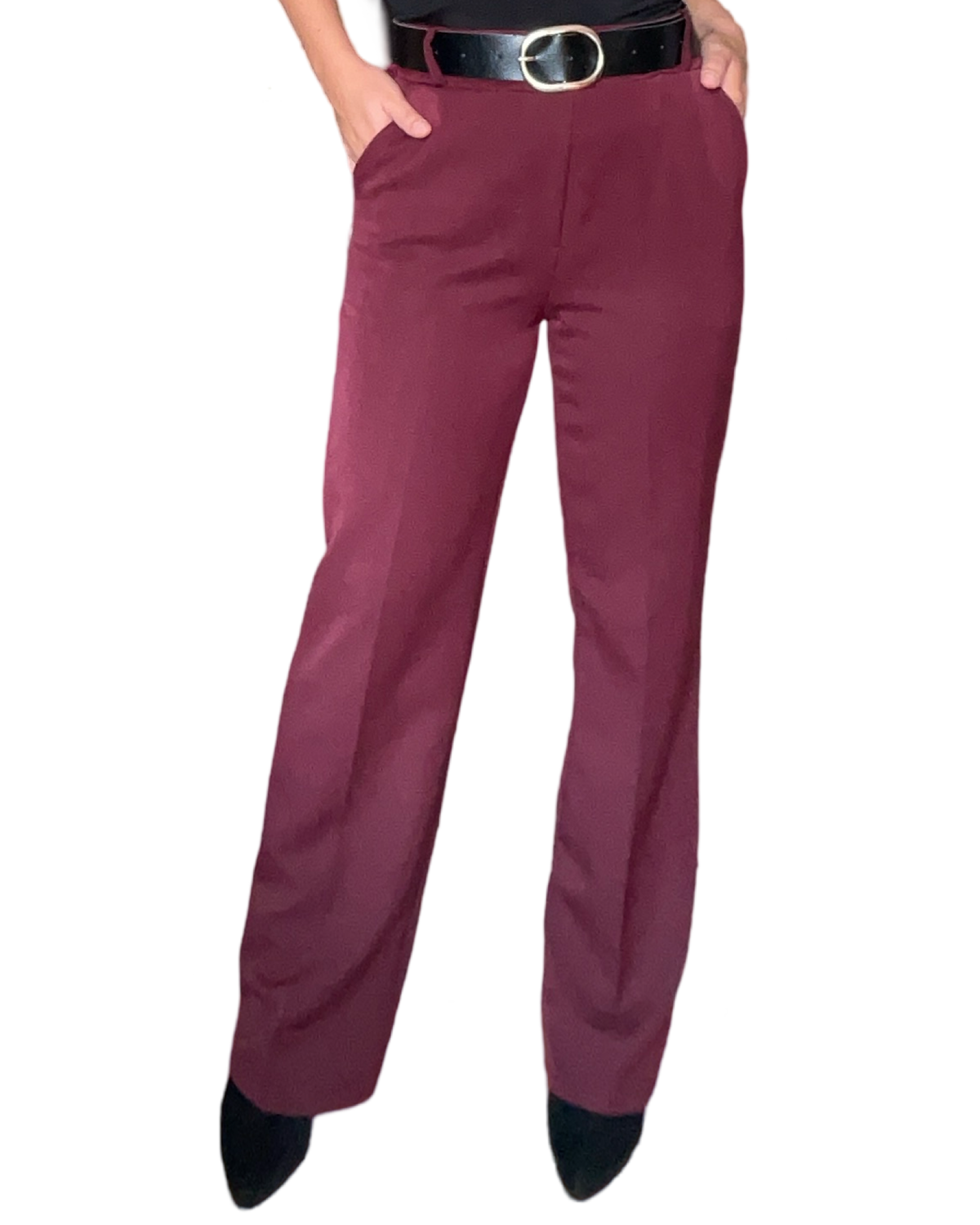 Pantalon bourgogne à taille élastique avec ceinture avec camisole noire.