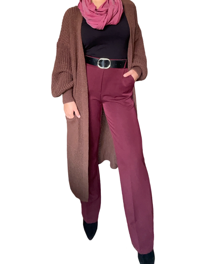 Pantalon bourgogne à taille élastique avec ceinture pour femme avec veste et foulard.