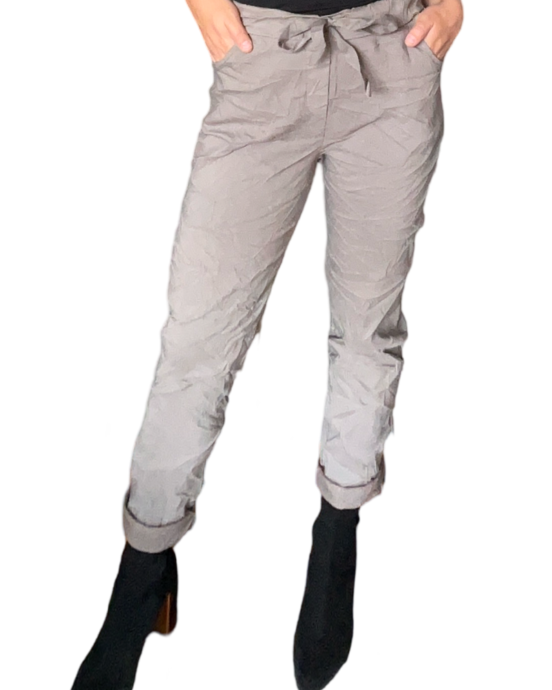 Pantalon beige foncé à taille élastique avec cordon pour femme.