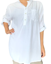 Blouse blanche à manche 3/4 pour femme.