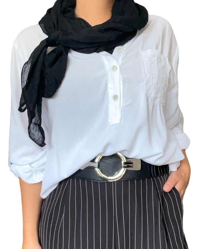 Blouse blanche à manche 3/4 pour femme avec foulard.