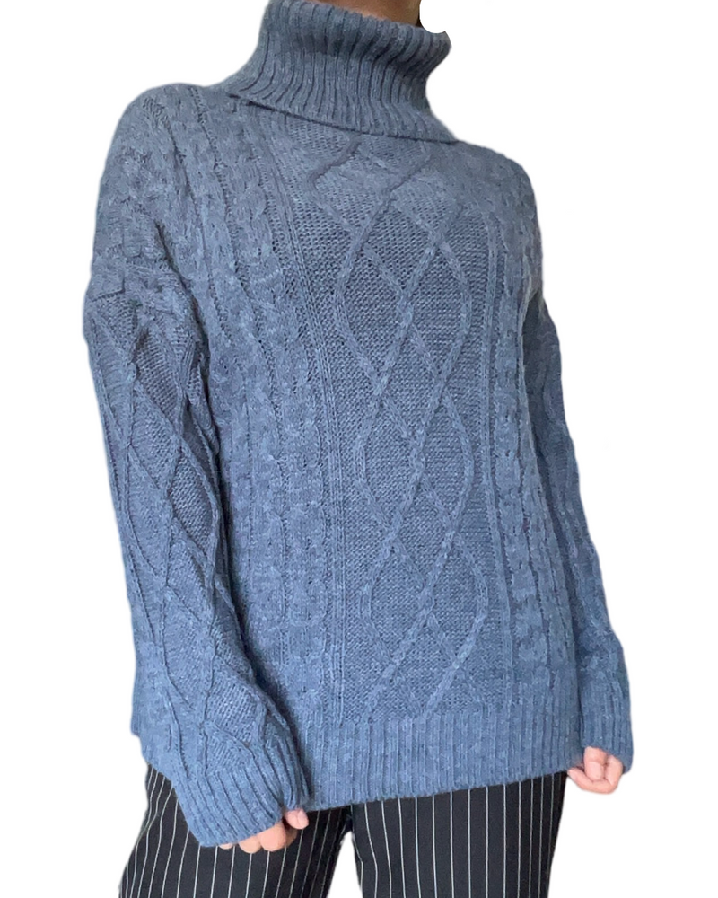 Chandail bleu jeans en tricot à manche longue pour femme. 