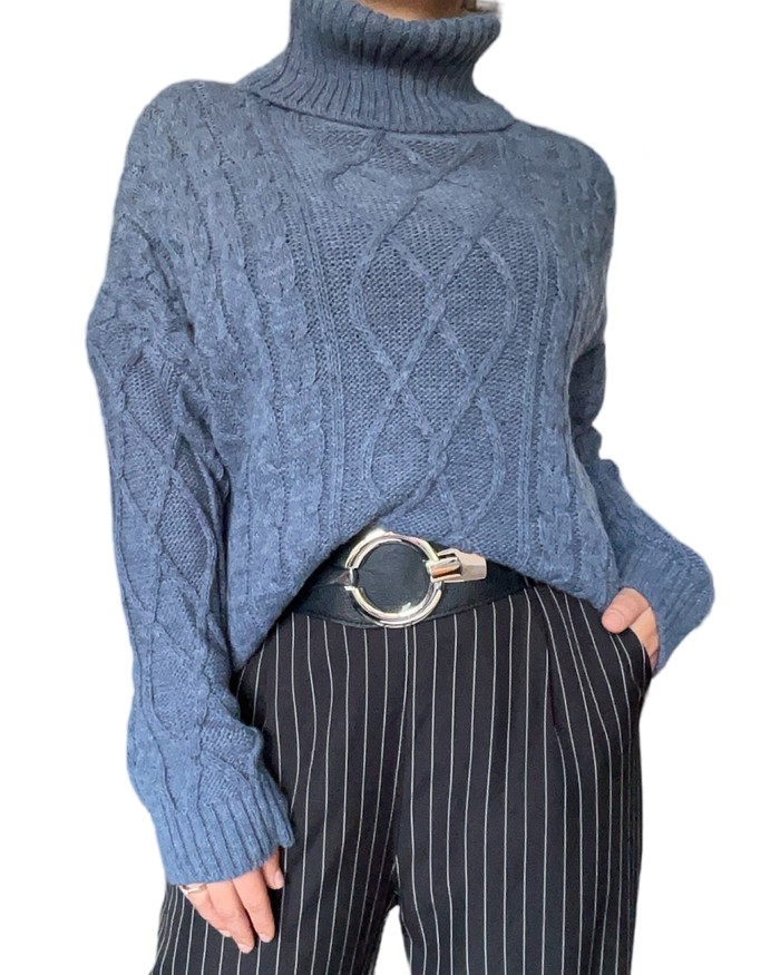 Chandail bleu jeans en tricot à manche longue pour femme avec ceinture.