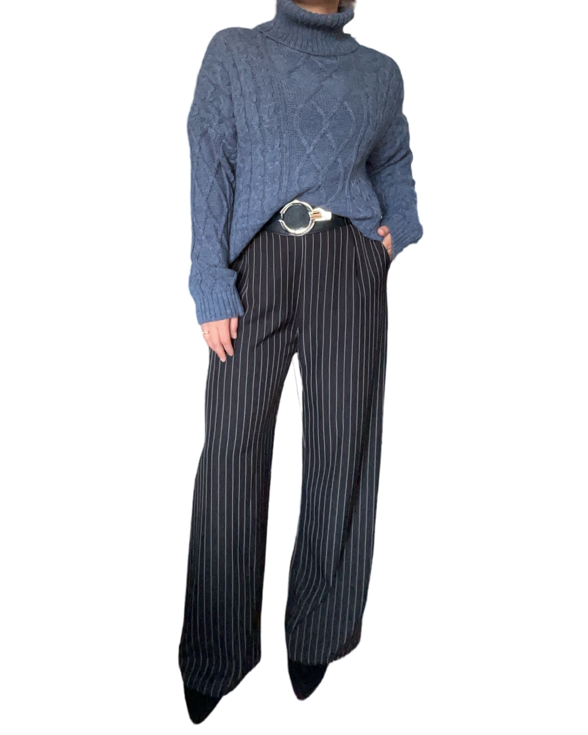 Chandail bleu jeans en tricot à manche longue pour femme avec pantalon et bottillons. 