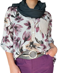 Blouse blanche pour femme avec imprimé de fleurs prune et beige avec foulard noir. 