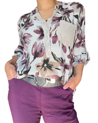 Blouse blanche pour femme avec imprimé de fleurs prune et beige avec ceinture grise. 