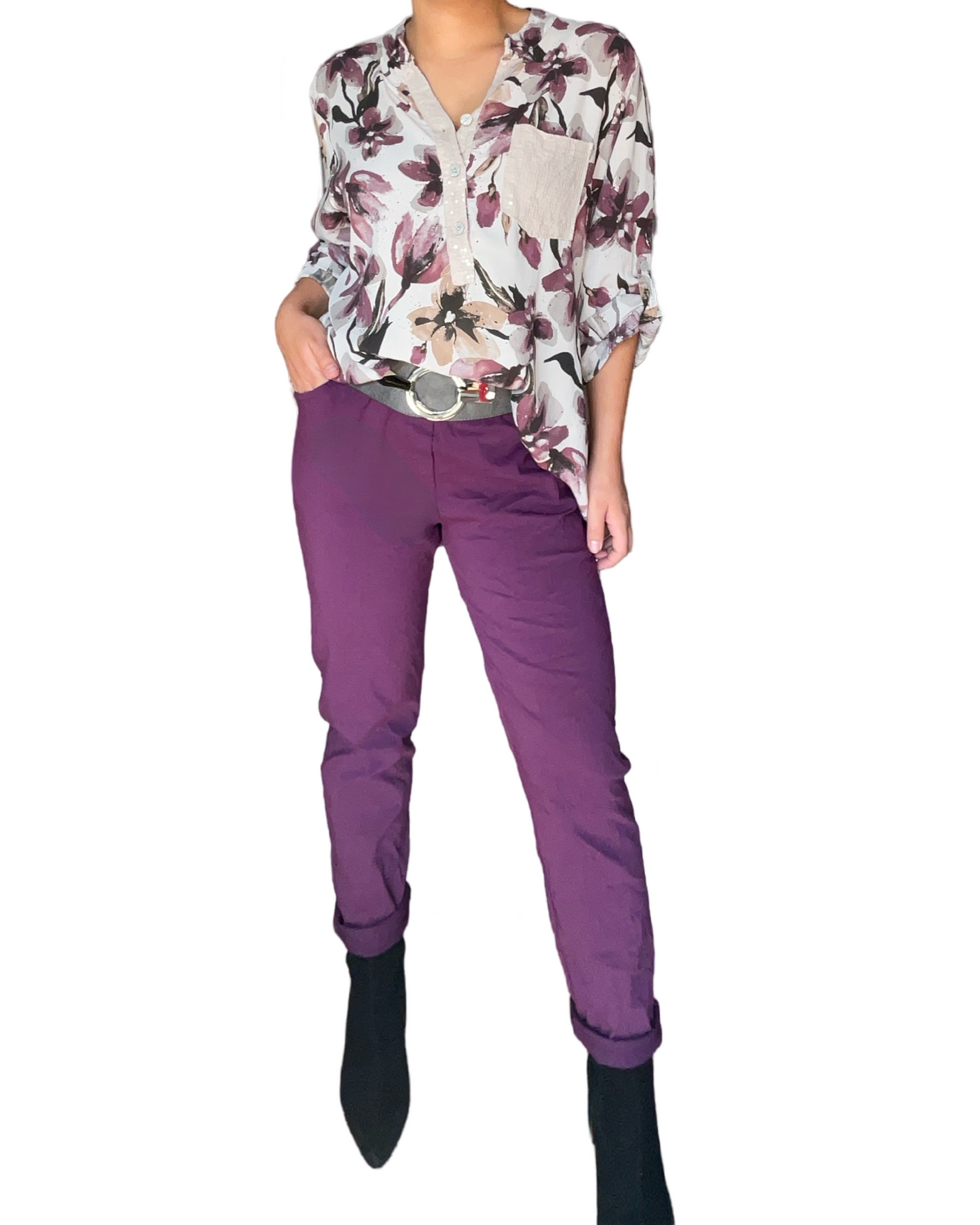 Blouse blanche pour femme avec imprimé de fleurs prune et beige avec pantalon mauve. 