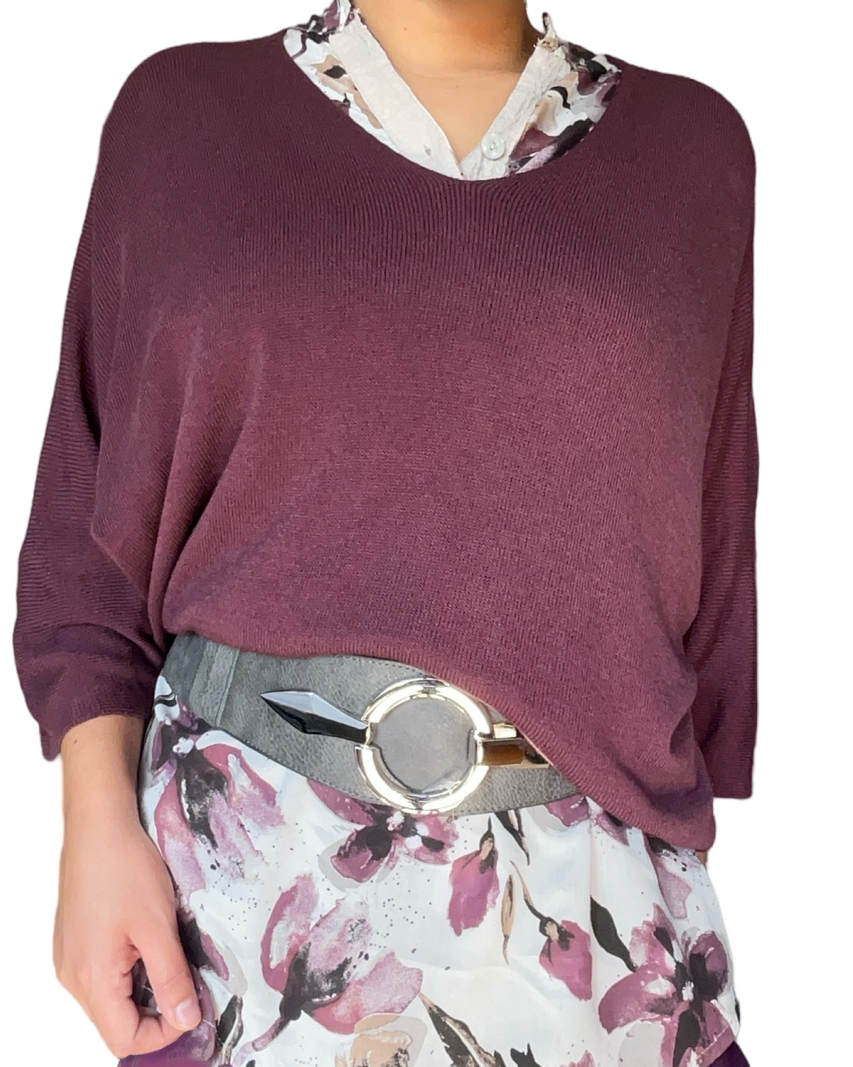 Blouse blanche pour femme avec imprimé de fleurs prune et beige avec chandail.