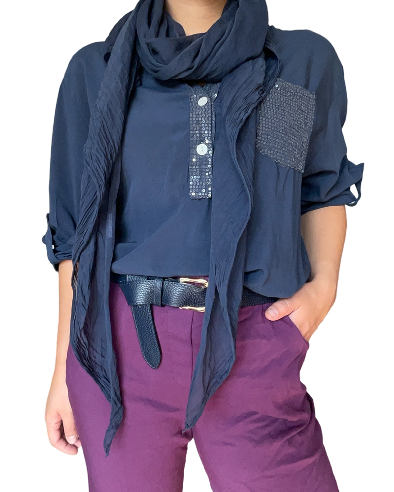 Blouse bleu marin à manche 3/4 pour femme avec foulard.