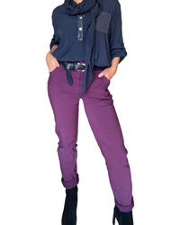 Blouse bleu marin à manche 3/4 pour femme avec pantalon mauve.