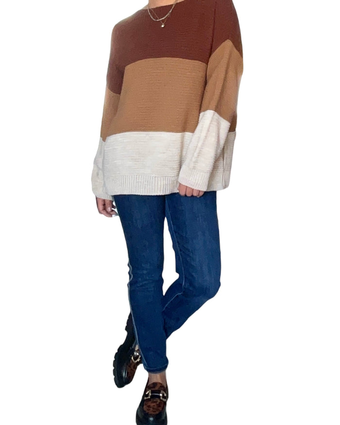 Chandail multicolore, brun, caramel et beige pour femme avec jeans.