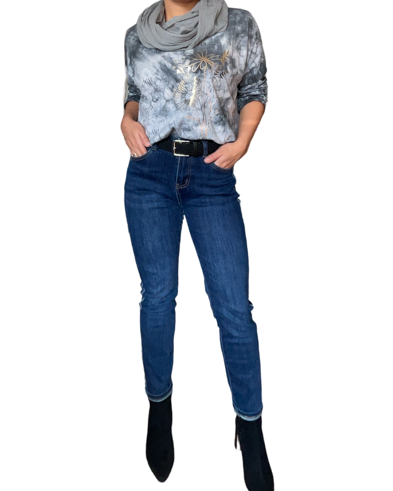 Jeans skinny à taille haute pour femme avec foulard, ceinture et bottillons. 