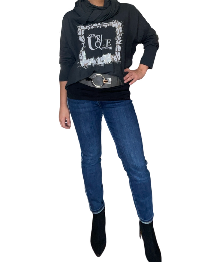 Chandail gris à manche longue ''stay unique darling'' pour femme avec ceinture, jeans et bottillons.