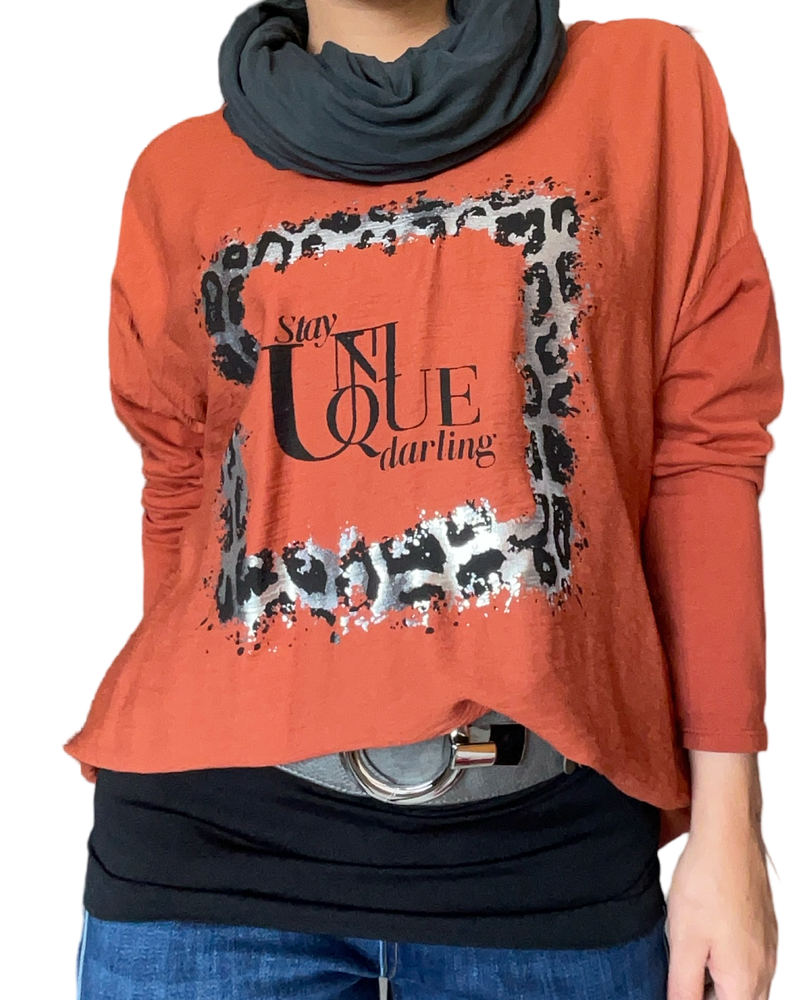 Chandail rouille à manche longue ''stay unique darling'' pour femme avec foulard et camisole gainante à l'intérieur.