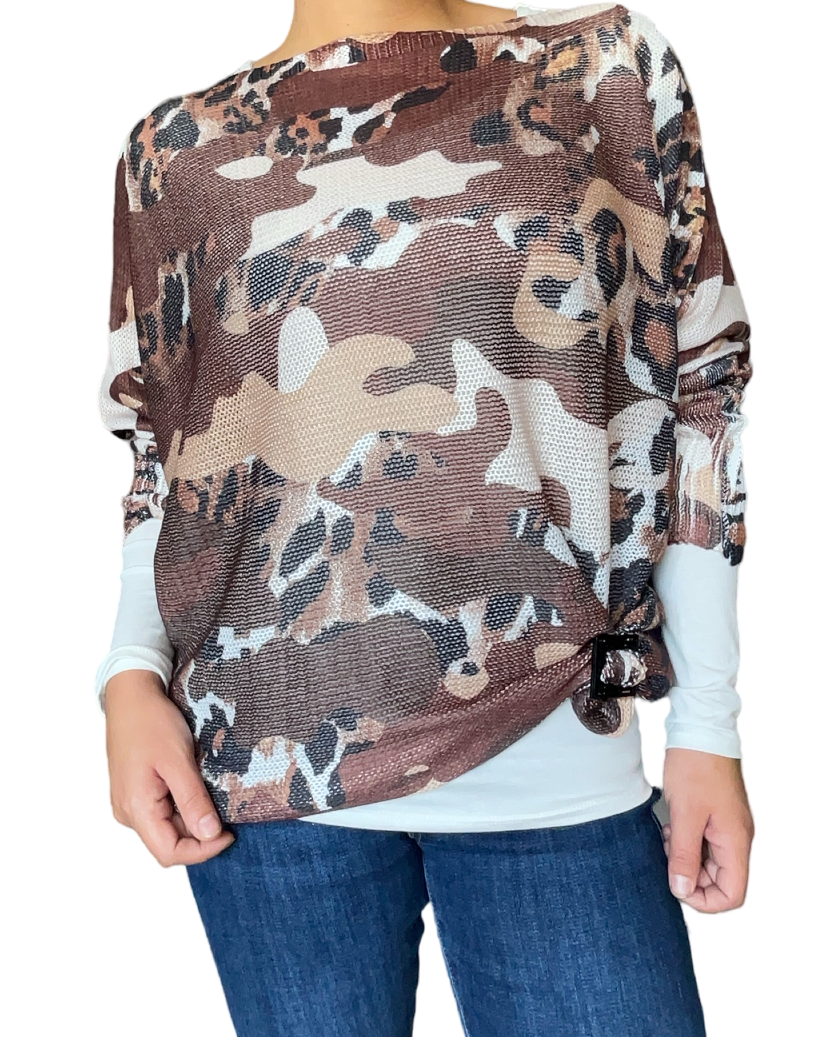 Chandail pour femme avec imprimé de camouflage animal print avec chandail blanc et boucle d'ajustement. 