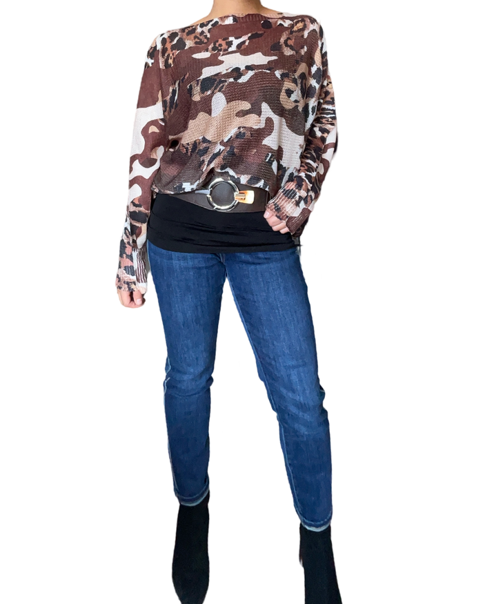 Chandail pour femme avec imprimé de camouflage animal print avec jeans et bottillons.