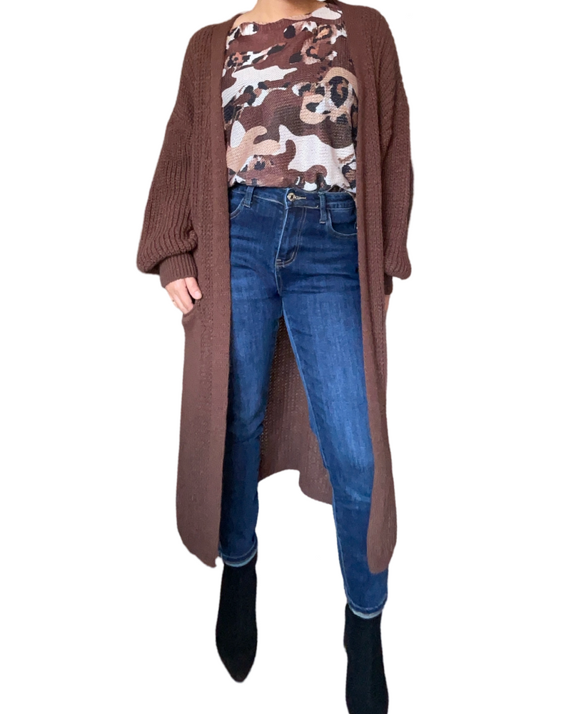 Chandail pour femme avec imprimé de camouflage animal print avec veste brune. 